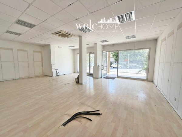 locale commerciale in vendita a Signa