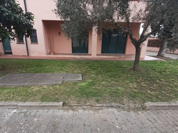 locale commerciale in vendita a Signa
