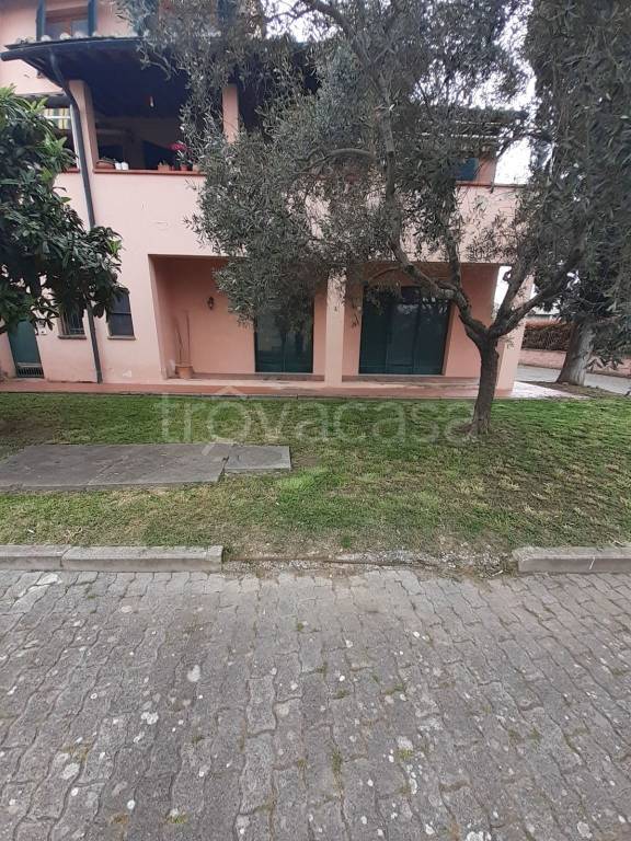 locale commerciale in vendita a Signa