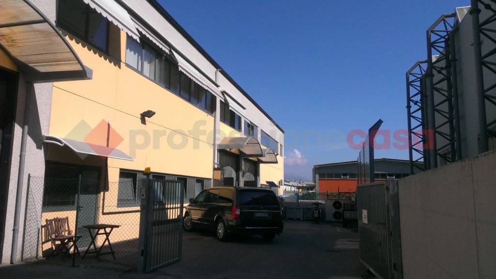 locale commerciale in vendita a Signa