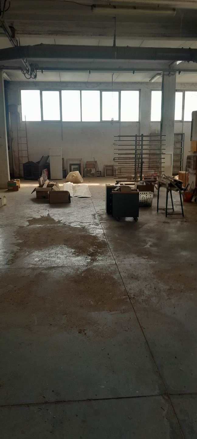 locale commerciale in vendita a Signa
