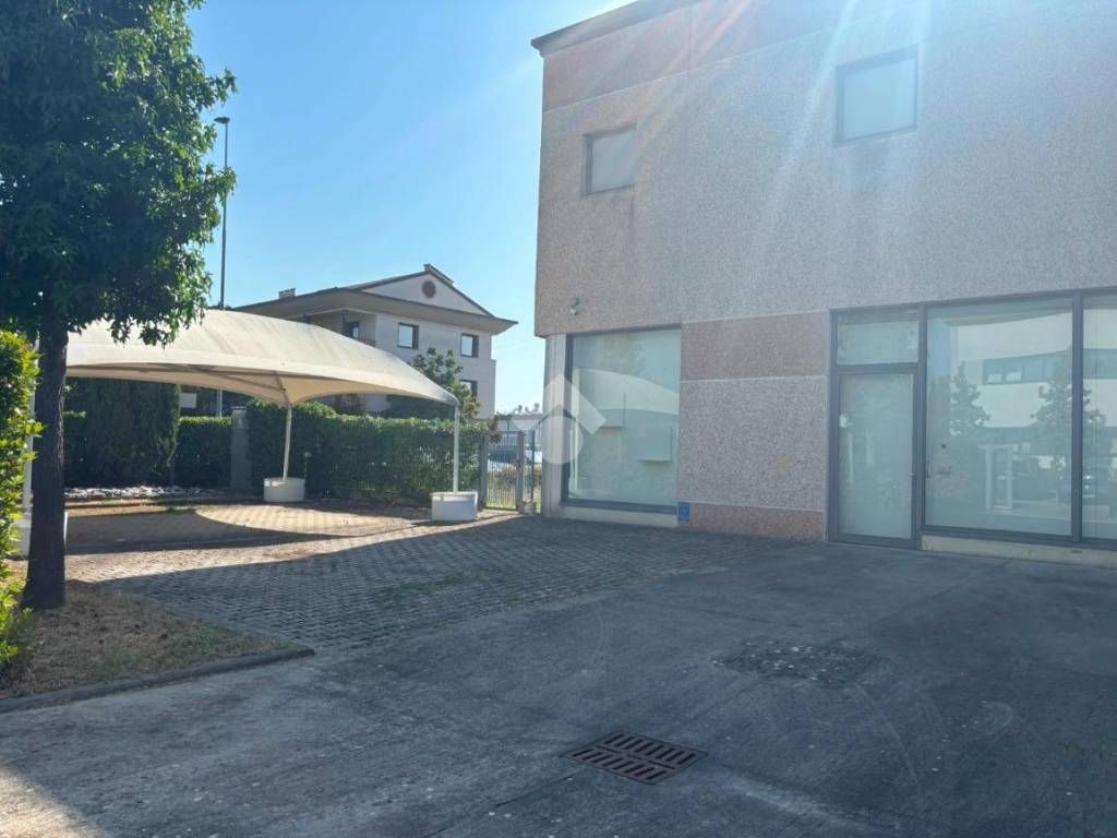 locale commerciale in vendita a Signa