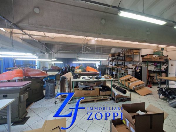 locale commerciale in vendita a Signa