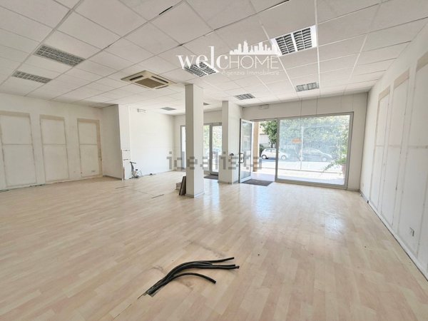 locale commerciale in vendita a Signa