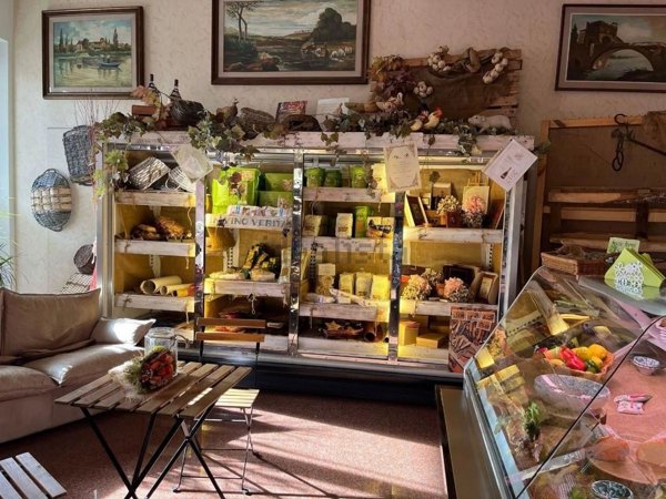 locale commerciale in vendita a Signa