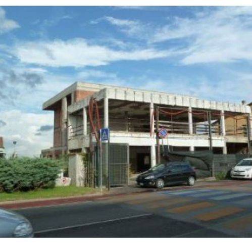 locale commerciale in vendita a Signa