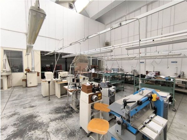 locale commerciale in vendita a Signa