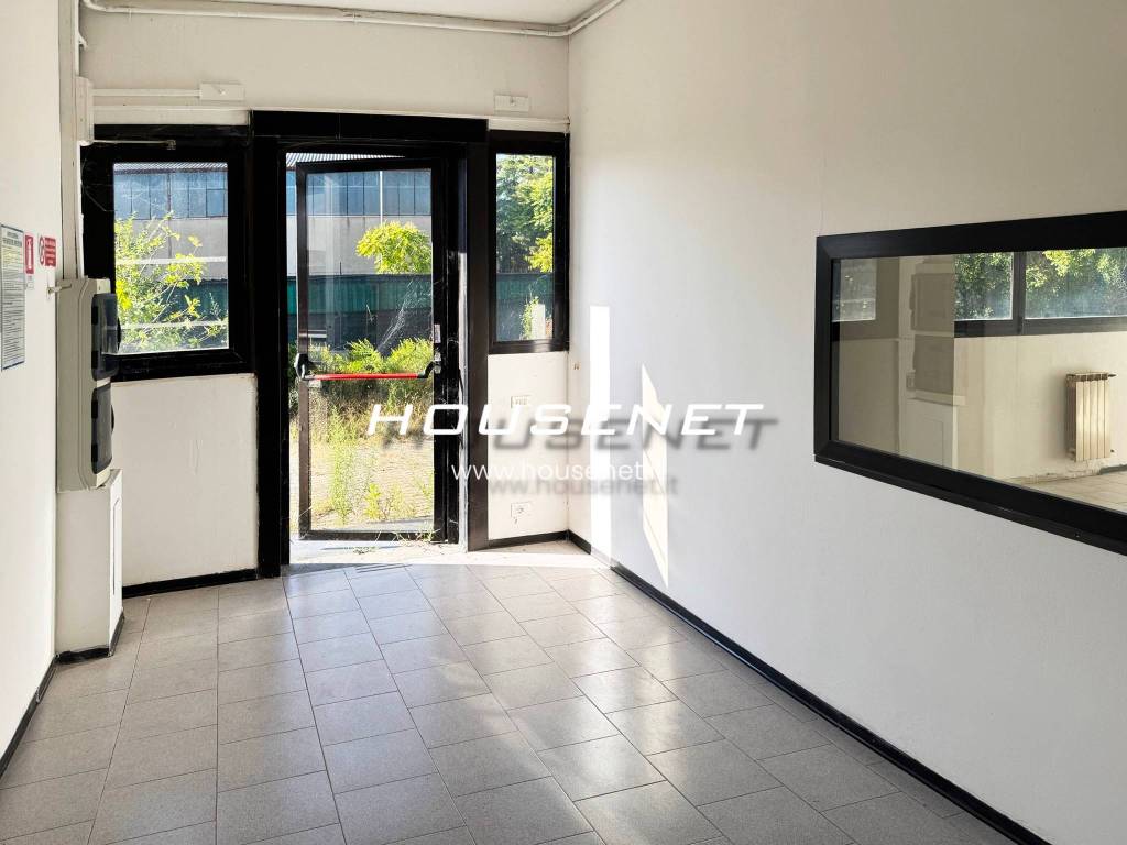 locale commerciale in vendita a Signa