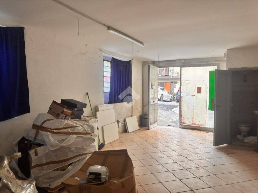locale commerciale in vendita a Signa