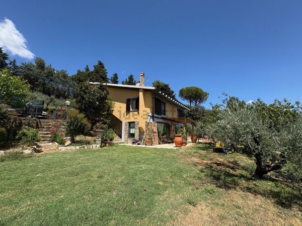 casa indipendente in vendita a Vaglia