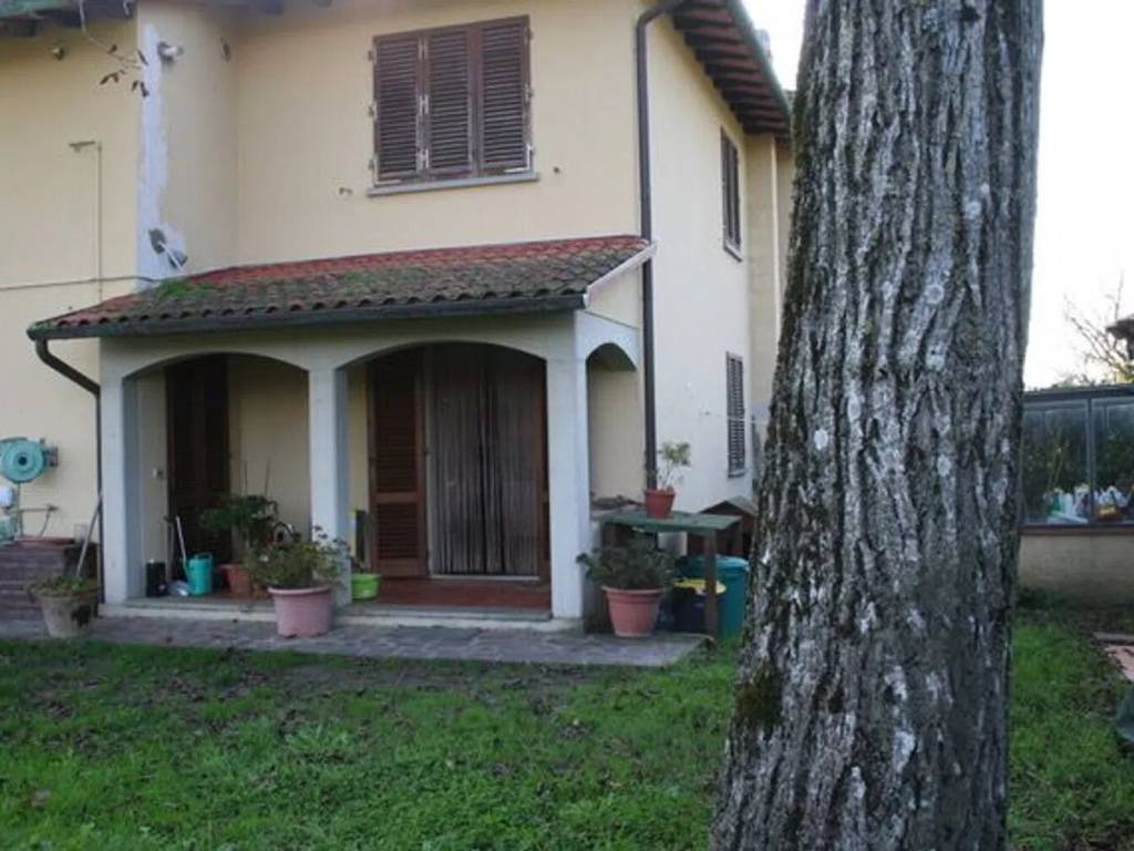 casa indipendente in vendita a Vicchio in zona Piazzano