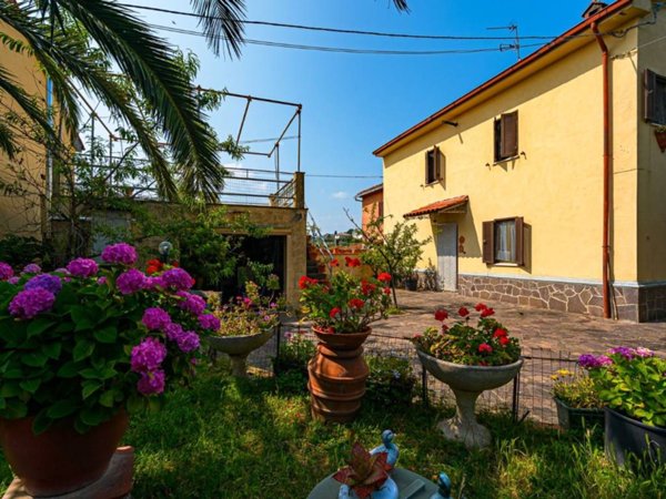 casa indipendente in vendita a Vinci