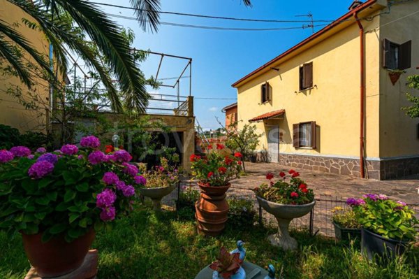 casa indipendente in vendita a Vinci