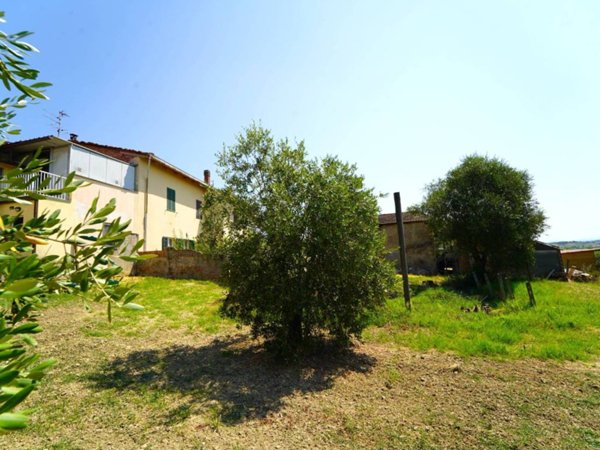 casa indipendente in vendita a Vinci in zona Toiano