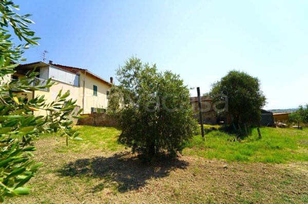 casa indipendente in vendita a Vinci in zona Toiano