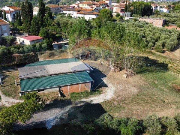 locale di sgombero in vendita a Vinci in zona Toiano