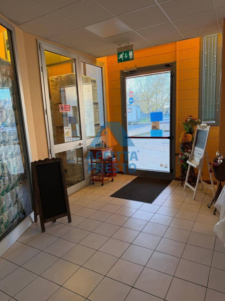 negozio in vendita a Vinci in zona Sovigliana