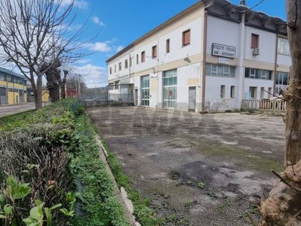 locale commerciale in vendita a Vinci in zona Sant'Ansano