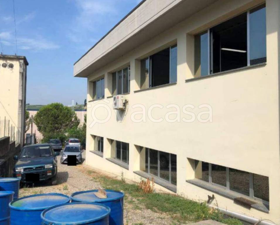 locale commerciale in vendita a Vinci