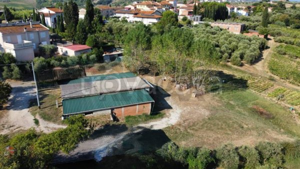 locale di sgombero in vendita a Vinci in zona Toiano