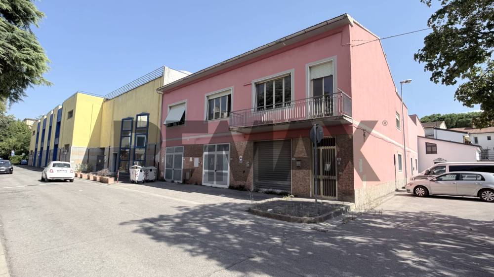 locale commerciale in vendita a Vinci