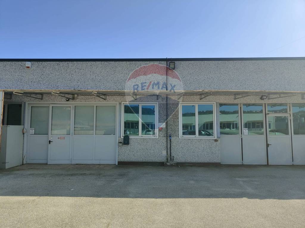 negozio in vendita a Figline e Incisa Valdarno in zona Figline Valdarno