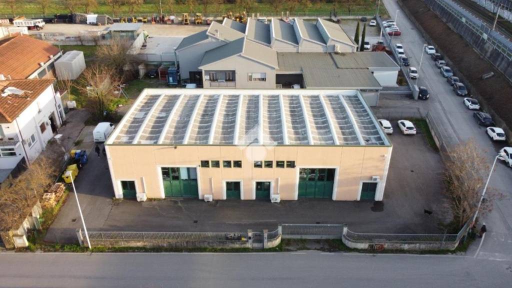 locale commerciale in vendita a Figline e Incisa Valdarno