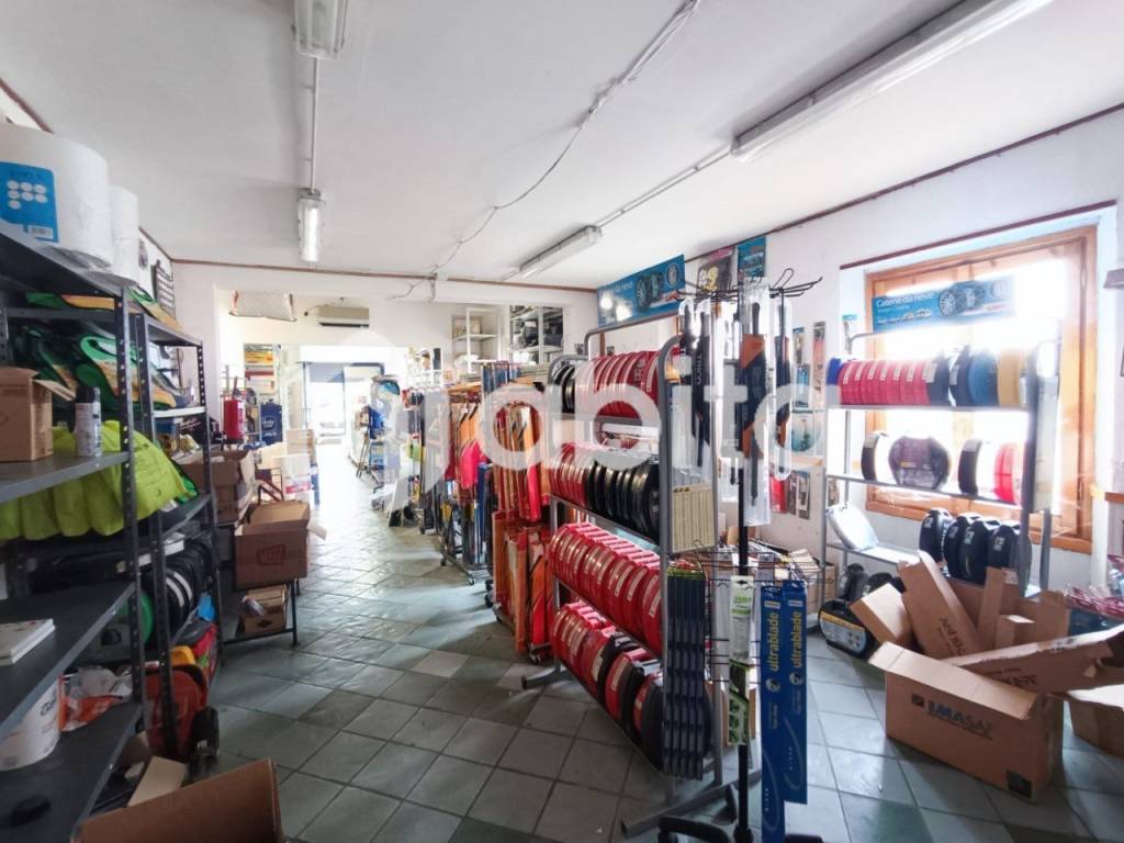 negozio in vendita a Figline e Incisa Valdarno in zona Figline Valdarno