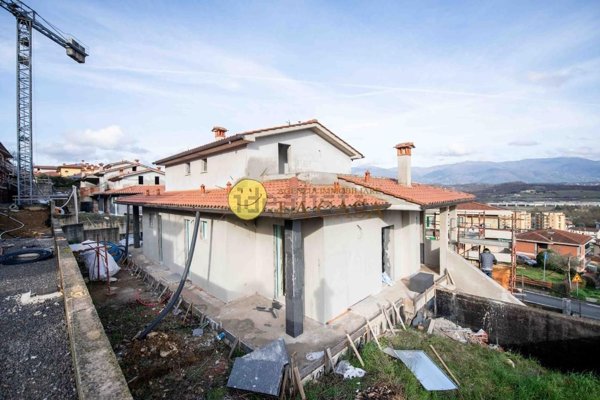 casa indipendente a Figline e Incisa Valdarno in zona Incisa in Val d'Arno