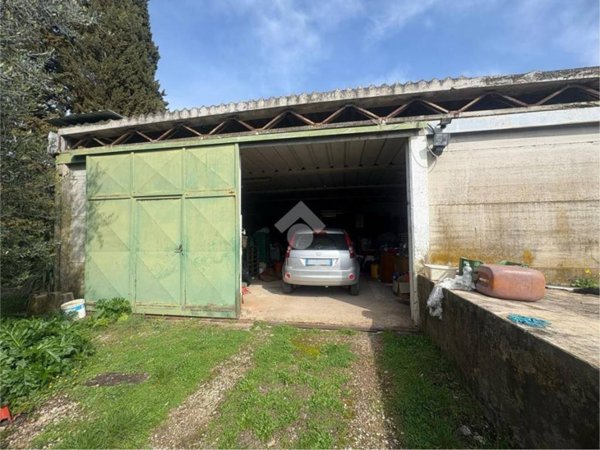 locale commerciale in vendita a Figline e Incisa Valdarno in zona Loppiano