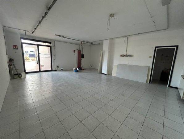 negozio in vendita a Figline e Incisa Valdarno in zona Figline Valdarno