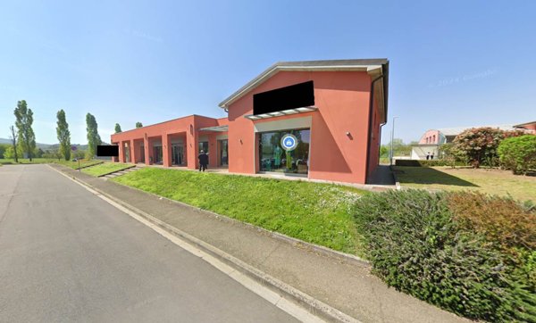 locale commerciale in vendita a Scarperia e San Piero in zona San Piero a Sieve