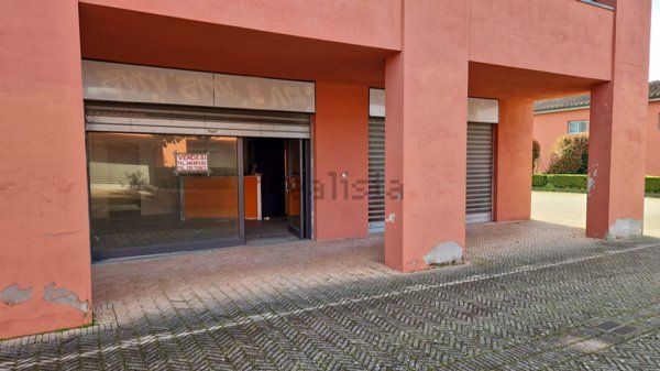 locale commerciale in vendita a Scarperia e San Piero