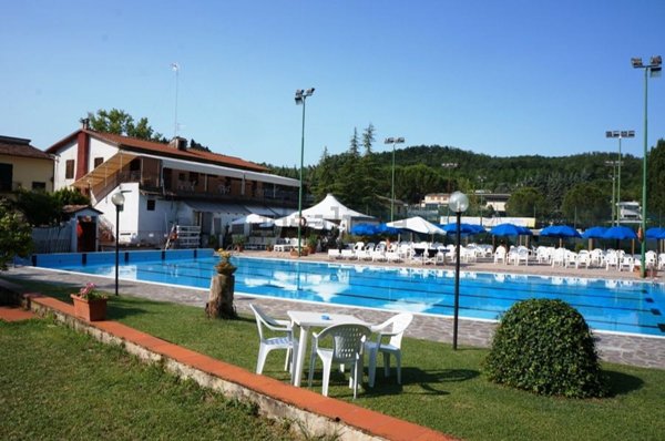 negozio in vendita a Barberino Tavarnelle in zona Tavarnelle Val di Pesa