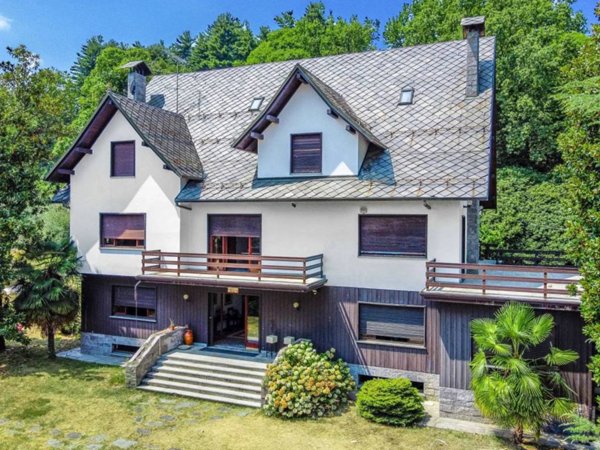 villa in vendita ad Arona in zona Montrigiasco