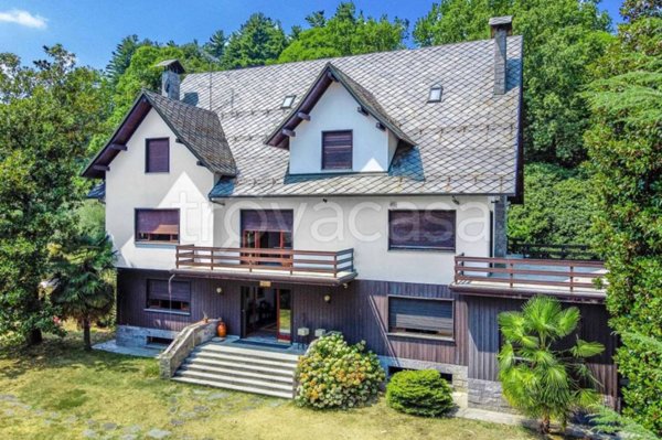 villa in vendita ad Arona in zona Montrigiasco