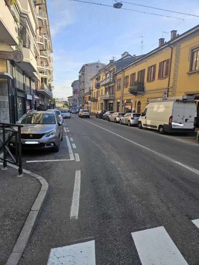 locale commerciale in vendita ad Arona in zona Dagnente