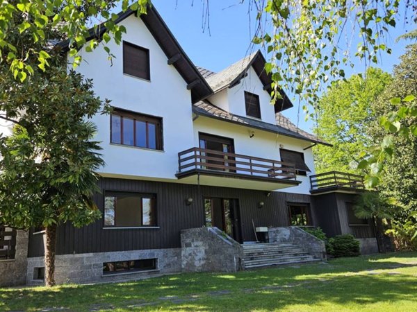 casa indipendente in vendita ad Arona in zona Montrigiasco