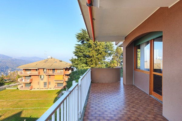 appartamento in vendita ad Arona in zona Dagnente