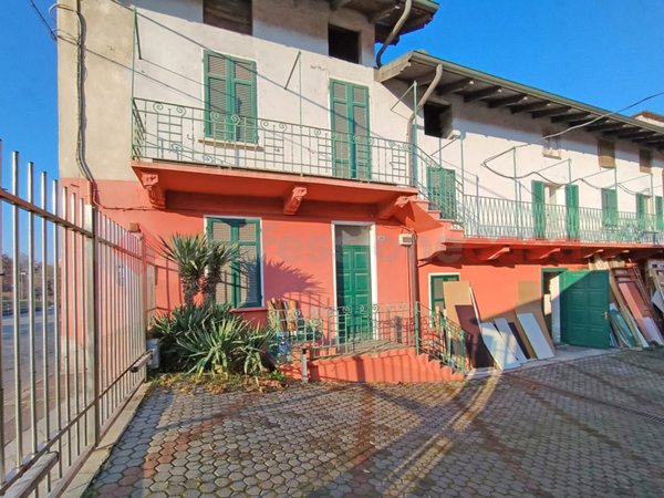 casa indipendente in vendita ad Arona in zona Mercurago