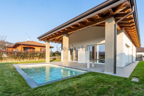 casa indipendente in vendita ad Arona