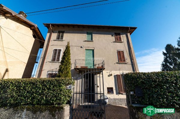 casa indipendente in vendita ad Arona in zona Montrigiasco