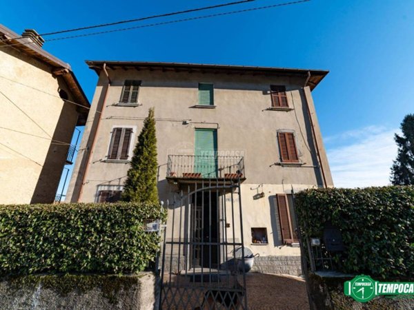 casa indipendente in vendita ad Arona in zona Dagnente