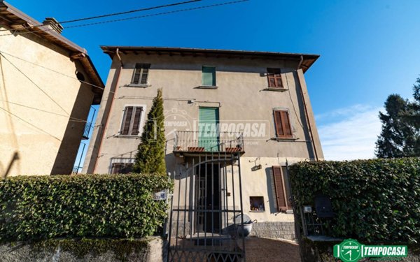 casa indipendente in vendita ad Arona in zona Montrigiasco