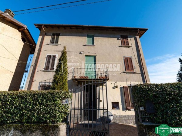 casa indipendente in vendita ad Arona in zona Dagnente