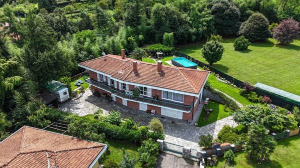 casa indipendente in vendita ad Arona in zona Mercurago