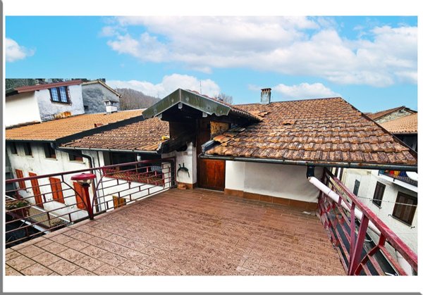 casa semindipendente in vendita ad Arona in zona Dagnente