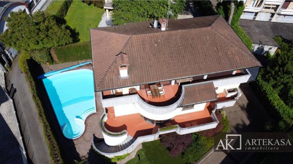 casa indipendente in vendita ad Arona in zona Mercurago