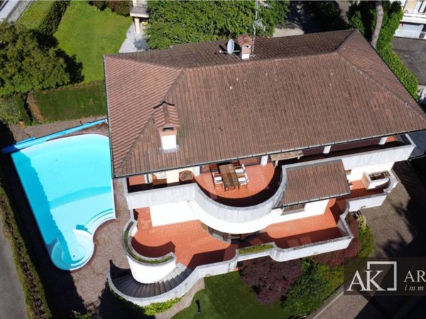 casa indipendente in vendita ad Arona in zona Mercurago