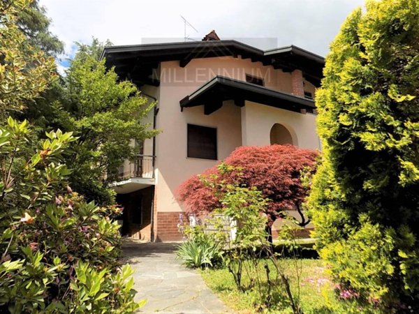 casa indipendente in vendita ad Arona